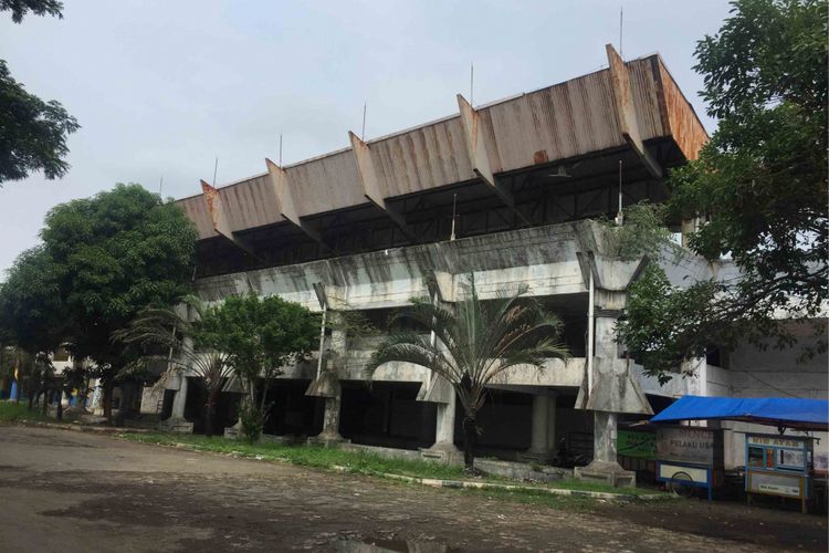 Kondisi Stadion Benteng yang berada di Jalan Taman Makam Pahlawan Taruna, Tangerang, kian memprihatinkan. Stadion yang hendak dijadikan sebagai olahraga indoor oleh Pemerintah Kota (Pemkot) Tangerang itu tampak tidak terawat, Kamis (29/11/2018). 