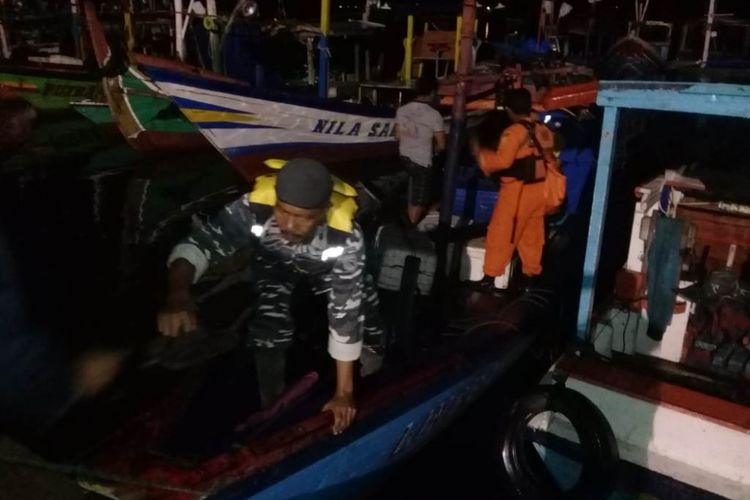 Sejumlah anggota Basarnas pos SAR Trenggalek, serta sejumlah anggota dari Polairud juga TNI Angkatan Laut melakukan evakuasi nahkoda perahu ikan yang meninggal di atas kapal. 