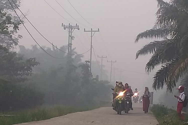 Kondisi kabut asap karhutla yang sangat tebal terlihat di ruas jalan di wilayah Kecamatan Rupat, Kabupaten Bengkalis, Riau, Senin (25/2/2019).