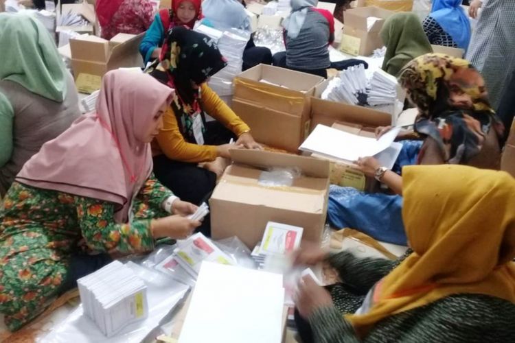 Pekerja melipat surat suara Pemilu di kantor KIP Aceh Utara, Provinsi Aceh, Sabtu (2/3/2019)