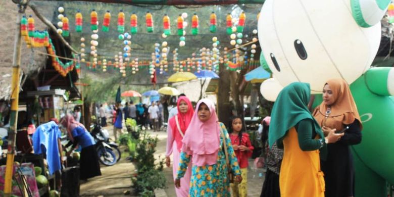 Pengunjung memasuki pintu masuk Pantai Jangka di Desa Jangka Mesjid, Kecamatan Jangka, Kabupaten Bireuen, Aceh, Minggu (9/6/2019).