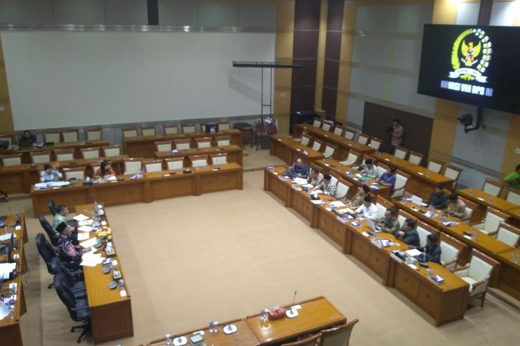 Komisi VIII DPR RI bersama organisasi masyarakat (ormas) Islam membahas Rancangan Undang-Undang (RUU) Pesantren dan Pendidikan Agama di Kompleks Parlemen, Senayan, Jakarta, Selasa (27/8/2019). 