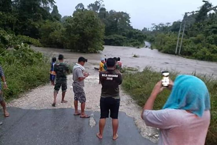 Tampak sungai di kawasan SP-1, Distrik Bonggo, Kabupaten Sarmi, Papua, meluap dan menyebabkan satu-satunya akses jalan antara Kabupaten Jayapura dengan Sarmi terputus (20/06/2019)