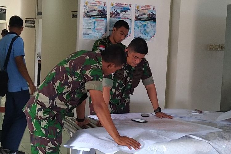 Pasukan TNI sedang mengamati peta Pegunungan Bintang, Papua, untuk memetakan lokasi pencarian Helikopter MI-17 yang hilang kontak pada Jumat (28/06/2019) siang (29/06/2019)