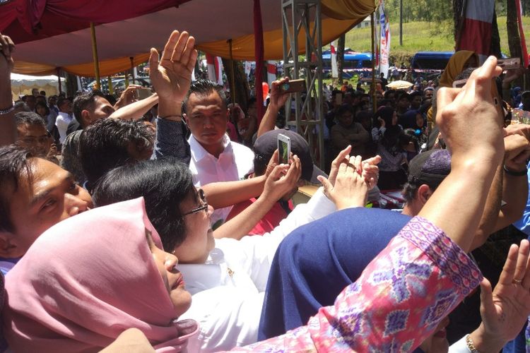 Menteri Lingkungan Hidup dan Kehutanan Siti Nurbaya Bakar diminta berfoto bersama warga saat tengah berjoget dalam acara Dialog Nasional Indonesia-ku di Rest Area dan Wisata Balegandrung, Pemalang, Jawa Tengah, Sabtu (23/9/2017).