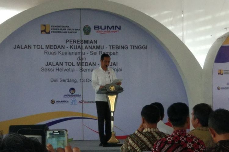 Presiden Joko Widodo saat meresmikan Tol Medan-Kualanamu-Tebing Tinggi ruas Kualanamu-Sei Rampah dan Medan-Binjai Seksi Helvetia-Semayang-Binjai, Sumatera Utara, Jumat (13/10/2017). 