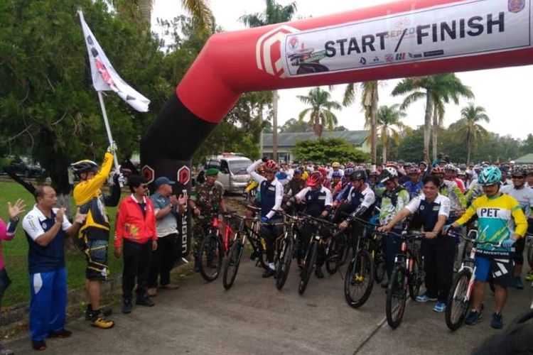  Lapangan Detasemen Rudal 002 Batalyon Artileri Pertahanan Udara, kota Bontang, Kalimantan Timur, Minggu (21/10/2018), ramai dipadati pegowes untuk bersama-sama mengayuh sepedanya dalam Sepeda Nusantara 2018 Etape Bontang.