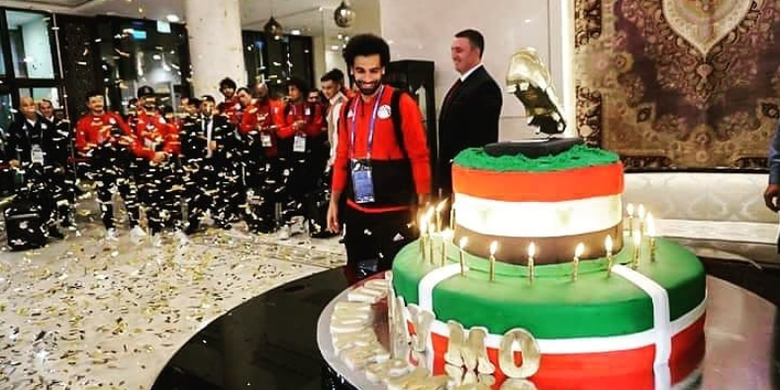 Mohammad Salah menerima hadiah kue ulang tahun
