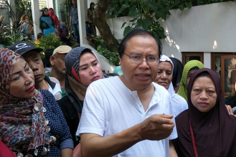 Mantan Menteri Koordinator Bidang Kemaritiman Rizal Ramli saat didatangi warga di rumahnya, Jalan Bangka IX Nomor 49R, Mampang Prapatan, Jakarta Selatan, Rabu (4/7/2018).