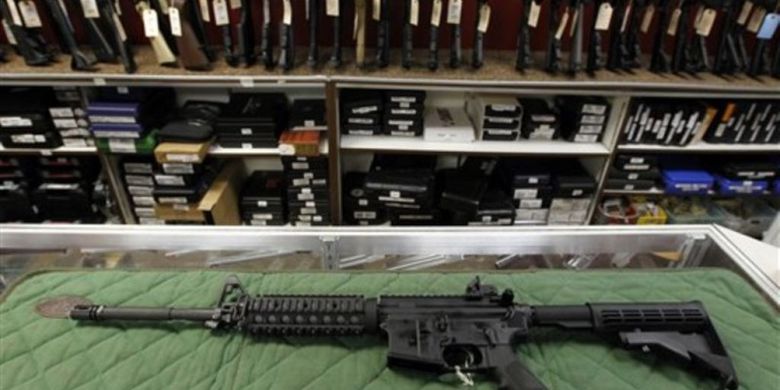 Sebuah toko senjata api di Aurora, Colorado, Amerika Serikat (foto: ilustrasi). Pemerintahan Presiden Trump kini sedang bersiap-siap untuk mempermudah penjualan senjata ringan buatan AS 
