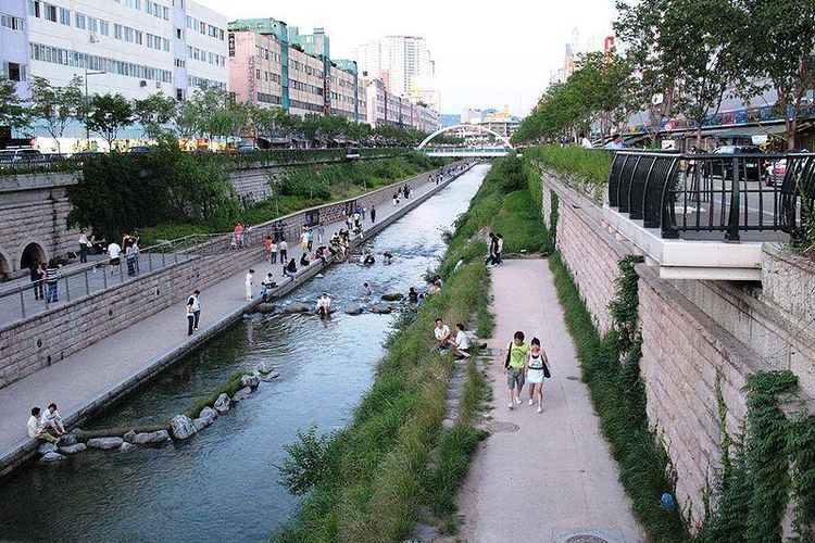 Sungai Cheonggyecheon menyediakan ruang terbuka bagi warga kota Seoul, Korea Selatan.
