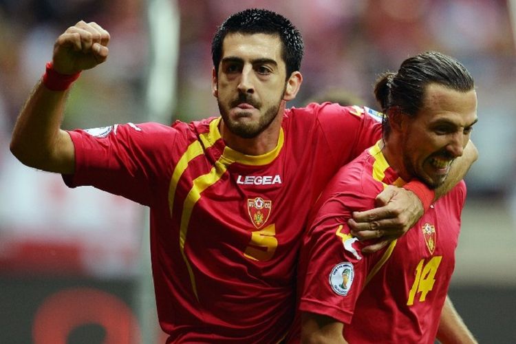 Milos Krkotic (kiri) merayakan gol timnas Montenegro yang dicetak Dejan Damjanovic ke gawang Polandia pada laga kualifikasi Piala Dunia 2014 di Warsawa, 6 September 2013. 