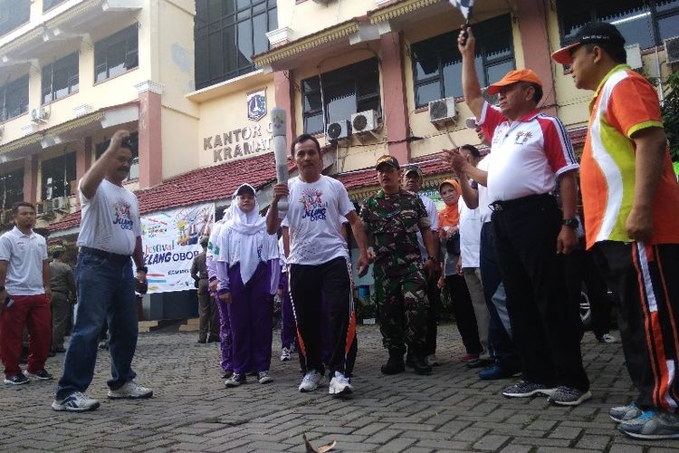 Wali Kota Jakarta Timur Bambang Musyawardana lepas pamai replika obor Asian Games, Minggu (1/7/2018)