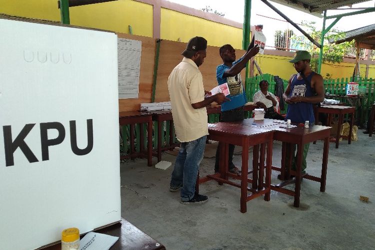 Proses rekapitulasi suara Pilpres di salah satu TPS yang ada di Kota Jayapura, Papua (18/04/2019)