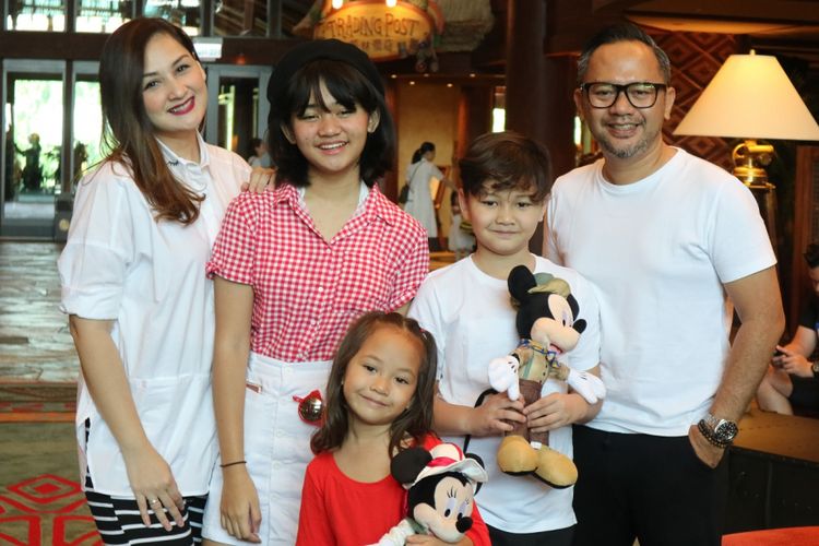 Mona Ratuliu dan keluarga saat berlibur di Hong Kong Disneyland Resort Disney Explorers Lodge, Hong Kong (14/10/2017).