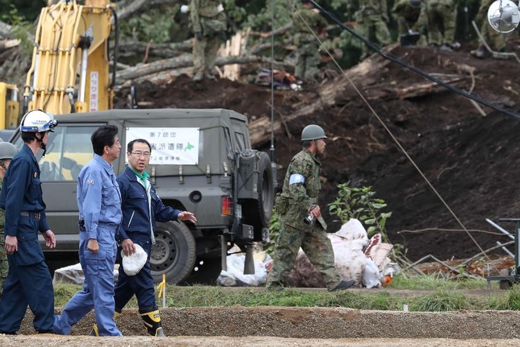 Perdana Menteri Jepang Shinzo Abe saat mengunjungi lokasi terdampak bencana gempa di Pulau Hokkaido, Minggu (9/9/2018).