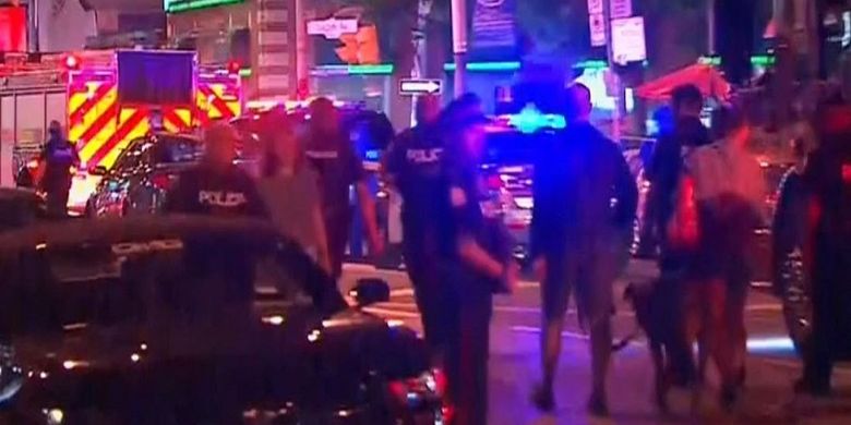 Pelaku berjaga di sekitar kawasan sebuah restoran di Toronto, Kanada, di mana dilaporkan terjadi penembakan yang mengakibatkan 9 orang terluka Minggu (22/7/2018).