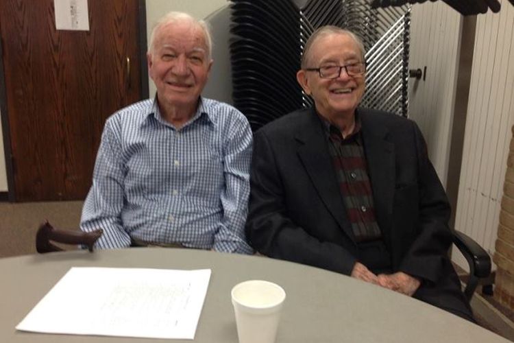 Jerry Merryman (kiri) dan Bob Biard mengisi acara TV pada Paril 2016.
