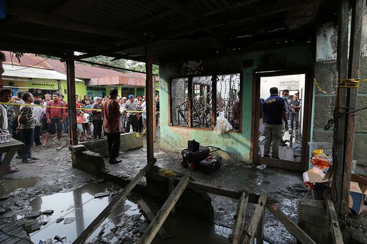 Warga mengamati lokasi kebakaran pabrik korek gas (mancis) di Desa Sambirejo, Kecamatan Binjai, Sumatera Utara, Jumat (21/6/2019). Penyebab kebakaran yang menewaskan 30 orang tersebut hingga kini masih dalam penyelidikan kepolisian.