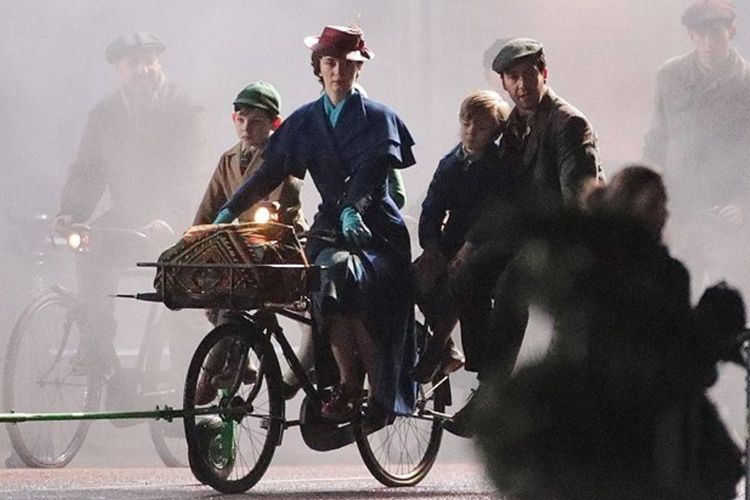Lin-Manuel Miranda, Emily Blunt, Nathanael Saleh, dan Joel Dawson dalam Mary Poppins Returns (2018)