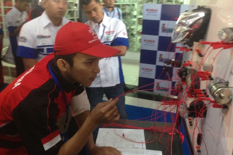 Sejumlah mekanik berlomba dalam final Indonesia Technician Grand Prix 2018, di Kantor Yamaha Semarang, Jumat (6/7/2018).
