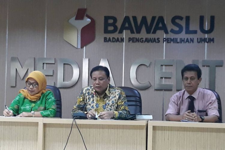 Ketua Bawaslu Abhan (tengah) dan Komisioner Bawaslu Ratna Dewi Pettalolo (kiri) di kantor Bawaslu, Jakarta Pusat.