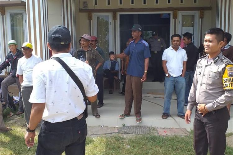 Petugas Polsek Ranah Pesisir berjaga-jaga di kantor wali nagari yang disegel warga, Senin (22/7/2019) (Dok: Polsek Ranah Pesisir)