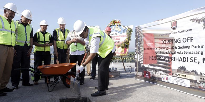 Pembangunan Gedung Parkir di kawasan oleh - oleh Pandanaran Kota Semarang memasuki tahap topping off, Senin (4/1/2019).