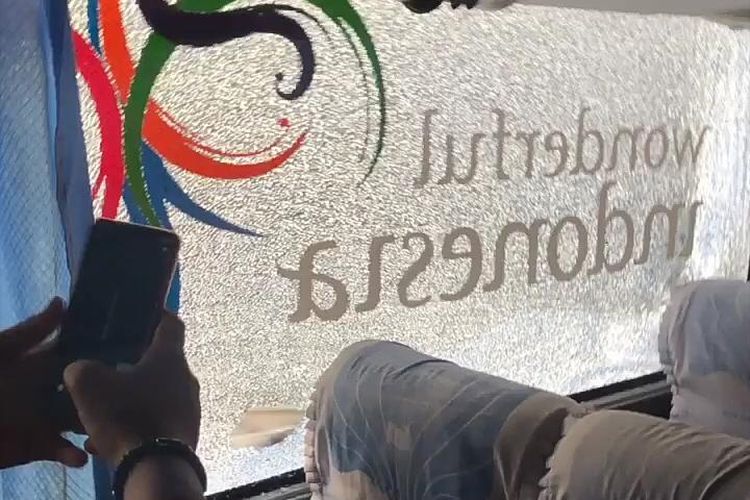 Kaca bus rombongan pemain Persija Jakarta yang pecah dilempari batu, di Makasaar, Sabtu (27/7/2019)