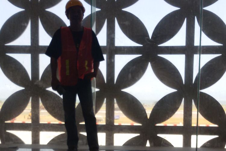 Bandar Udara Yogyakarta International Airport memaksimalkan batik motif kawung di setiap sudutnya. Salah satunya kawung raksasa di anjungan Gate menuju garbarata. 