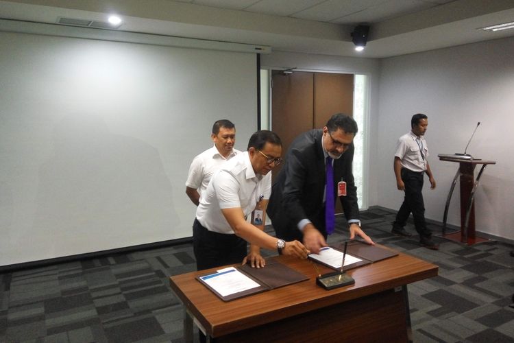 Direktur Bisnis & Base Operation GMF, Tazar Marta Kurniawan dan VP Customer Service Asia Pasific, Bruno Bousquet saat menandatangani perjanjian kerjasama di Tangerang, Selasa (2/4/2019).