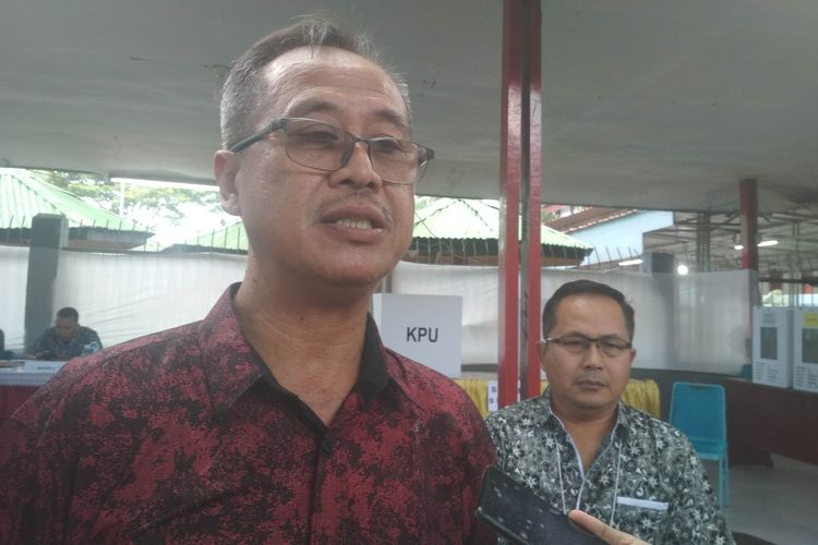 Kalapas Klas IA Makassar Budi Sarwono saat ditemui di TPS Lapas Klas IA Makassar usai pencoblosan pemilih DPT, Rabu (17/4/2019).