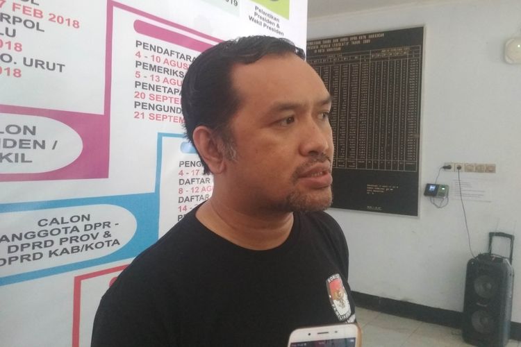 Komisioner KPU Makassar Gunawan Mashar saat diwawancara di kantor KPU Makassar di Jalan Antang Raya, Makassar, Kamis (18/4/2019).
