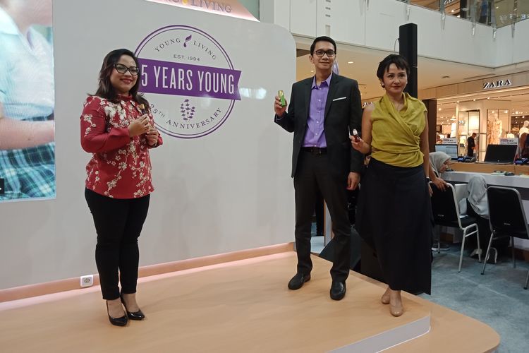 Training Manager Young Living Indonesia Lysa Evy Leni, Direktur Sales & Marketing Ksatrio Yudho Purnomo dan Sales & Marketing Manager Roslina Situmeang pada gelaran Young Living Indonesia Exhibition 2019 di Grand Indonesia, 27-28 April 2019.