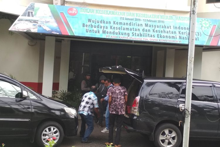 Tim KPK saat membawa sejumlah barang bukti di kantor PT Adhi Karya di Makassar, Senin (29/4/2019).