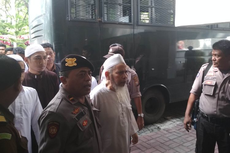 Mantan panglima Laskar Jihad Indonesia Jafar Umar Thalib saat menjalani sidang pembacaan dakwaan atas kasus pengrusakan rumah warga di PN Makassar, Rabu (19/6/2019).