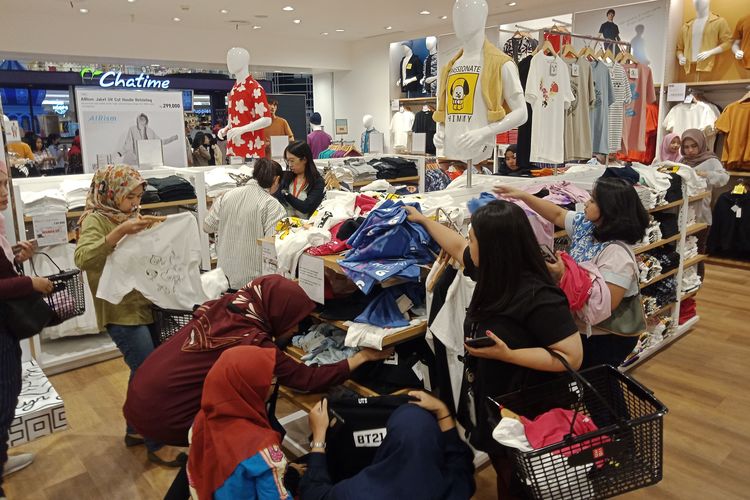 Antusiasme pengunjung Senayan City yang membeli koleksi Uniqlo X BT21.