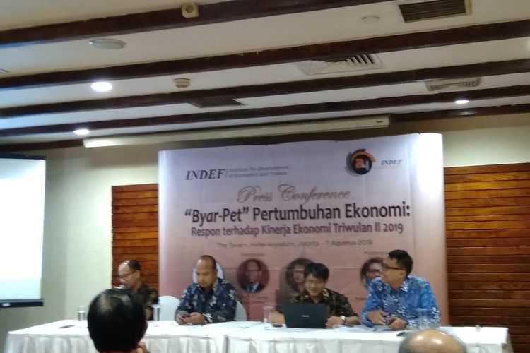 konferensi pers respon pertumbuhan ekonomi Indonesia di triwulan II 2019 bersama INDEF di Jakarta, Rabu (7/8/2019)