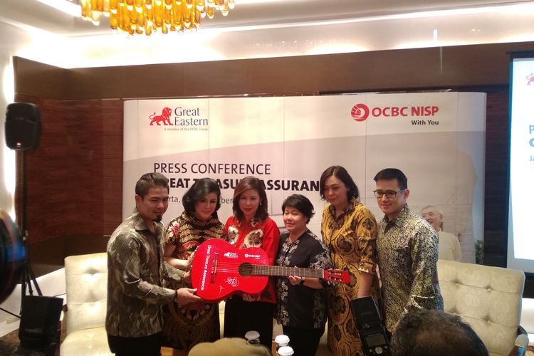 OCBC Nisp, Great Eastern Life, Bams Samson besera ibundanya saat menghadiri peluncuran produk asuransi jiwa Great Life Assurance di Jakarta, Selasa (10/9/2019) 