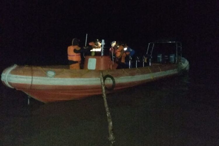 Tim SAR Pos Agats saat diterjunkan untuk mengevakuasi korban kapal tenggelam di perairan Asmat, Sabtu (19/1/2019).