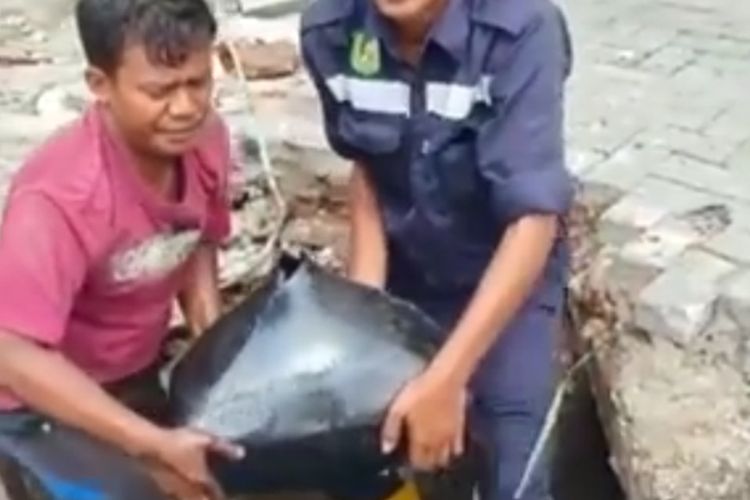 Tangkapan layar di Instagram @nasution.akhyar, terlihat dua orang mengangkat tv tabung dari dalam parit di Jalan Wahid Hasyim Medan, beberapa hari yang lalu. Di tempat lain, Februari lalu spring bed bekas juga berhasil diangkat dari dalam parit.