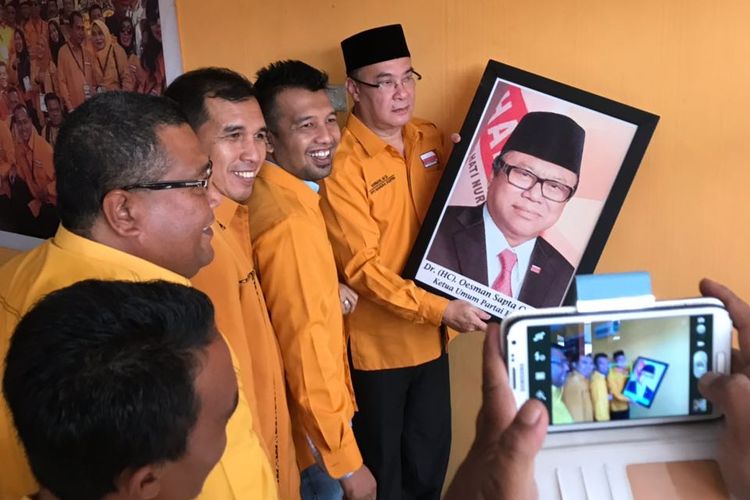 Sejumlah pengurus DPD Partai Hanura Kepri menurunkan foto Oso sebagai tanda dukungan DPD Kepri atas mosi tidak percaya kepada kepemimpinan Oso sebagai Ketum Partai Hanura