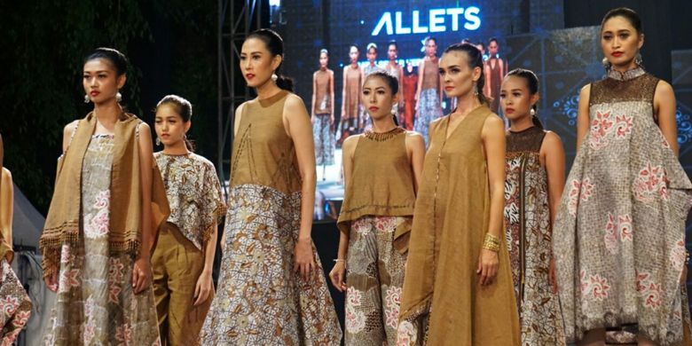 Para model membawakan gaun dengan batik motif Kopi Pecah di pegelaran Banyuwangi Batik Festival (BBF) 2017, Sabtu (29/7/2017).