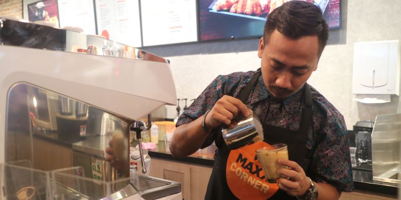 Viki Rahardja, Barista Indonesia penyandang gelar CTI Battle Latte Art Asia 2016, yang sedang melakukan latte art dalam peresmian gerai MAXX Corner, Plaza Semanggi, Rabu (16/8/2017).