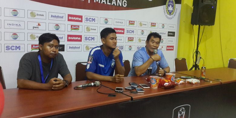 Pelatih PSIS Semarang, Subangkit (kanan) dalam konferensi pers usai kalah atas Arema FC dalam Grup E Piala Presiden 2018 di Stadion Kanjuruhan, Kabupaten Malang, Kamis (25/1/2018)