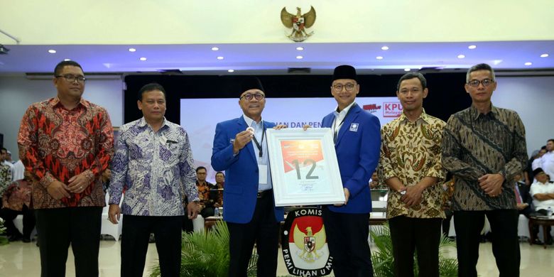 Ketua Umum Partai Amanat Nasional (PAN) Zulkifli Hasan(ketiga dari kiri) menunjukkan nomor urut 12 saat Pengambilan Nomor Urut Partai Politik untuk Pemilu 2019 di Gedung Komisi Pemilihan Umum (KPU), Minggu (18/2/2018). Empatbelas partai politik (parpol) nasional dan empat partai politik lokal Aceh lolos verifikasi faktual untuk mengikuti Pemilu 2019.