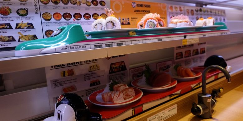 Kereta mini mengantarkan makanan di Genki Sushi. 