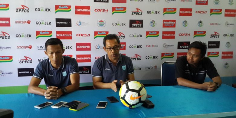 Pelatih Persela Lamongan, Aji Santoso (tengah) saat konferensi pers di Kantor Arema FC, Jumat (6/7/2018)