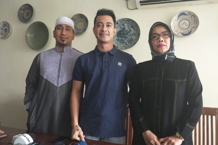 Eza Gionino menggelar jumpa pers didampingi manajer dan guru spiritualnya di restoran Cwie Mie Malang, Depok, Jawa Barat, Rabu (11/7/2018.