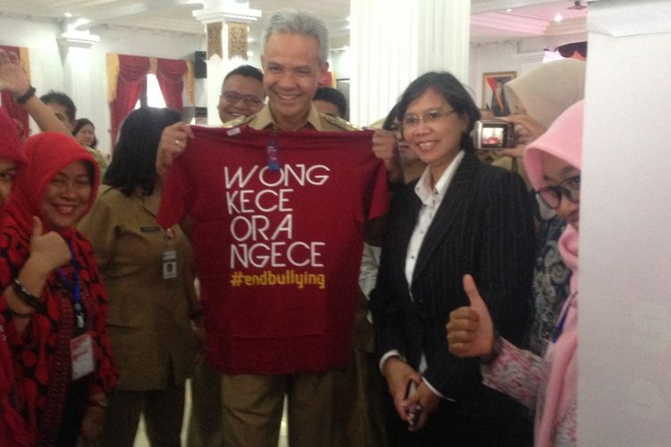 Gubernur Jateng Ganjar Pranowo ketika meninjau stan layak anak di Wisma Perdamian Kota Semarang, Senin (21/8/2017)